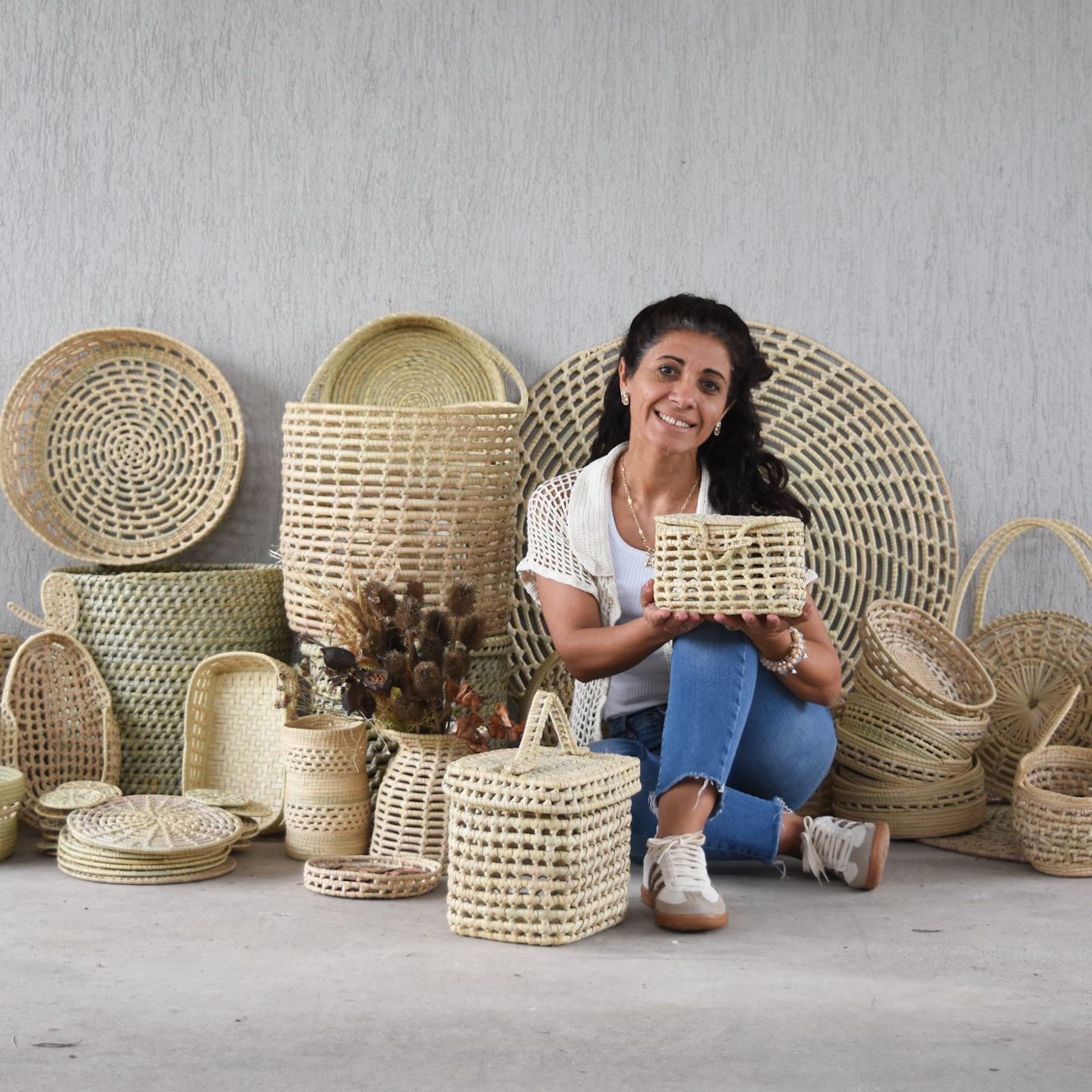 Productos confeccionados en hoja de palma, tejidos a mano por artesanos.
